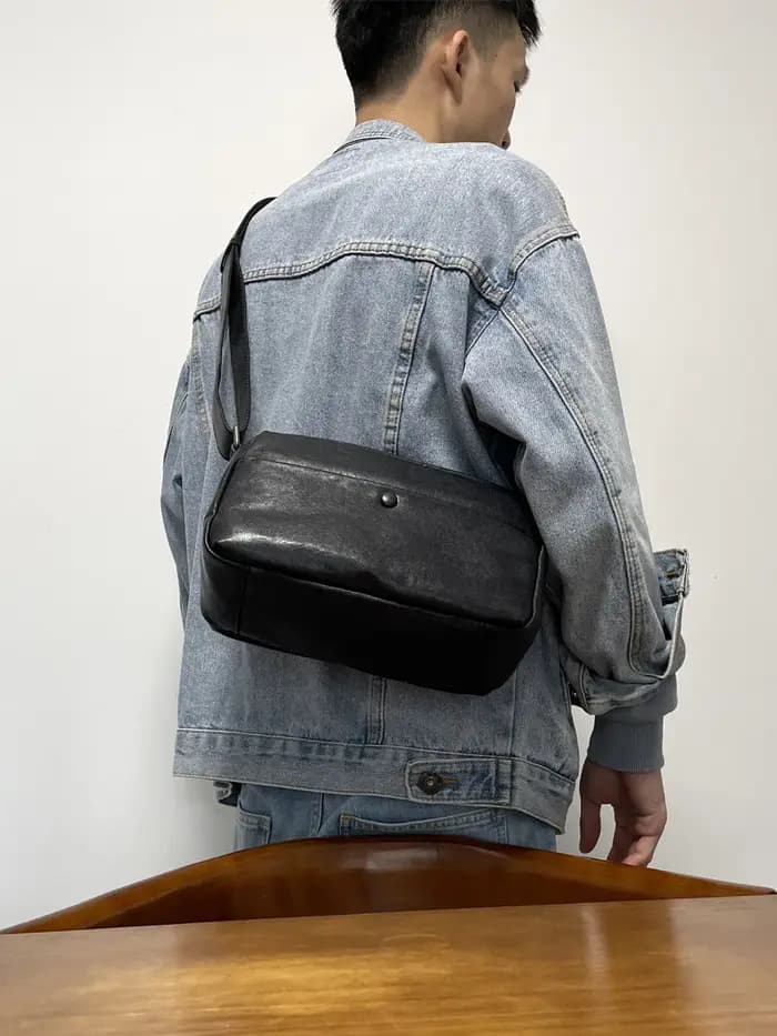Sac à bandoulière noir en cuir véritable pour hommes, voyage en plein air de bonne qualité, sac à bandoulière décontracté de styliste fait à la main en cuir de vache