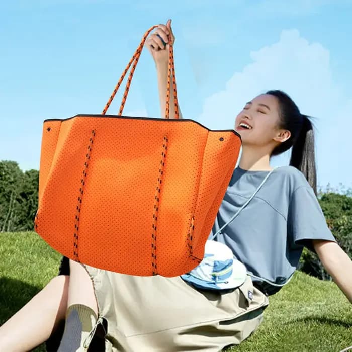 Sac à bandoulière de voyage en néoprène perforé pour femme avec petite pochette
