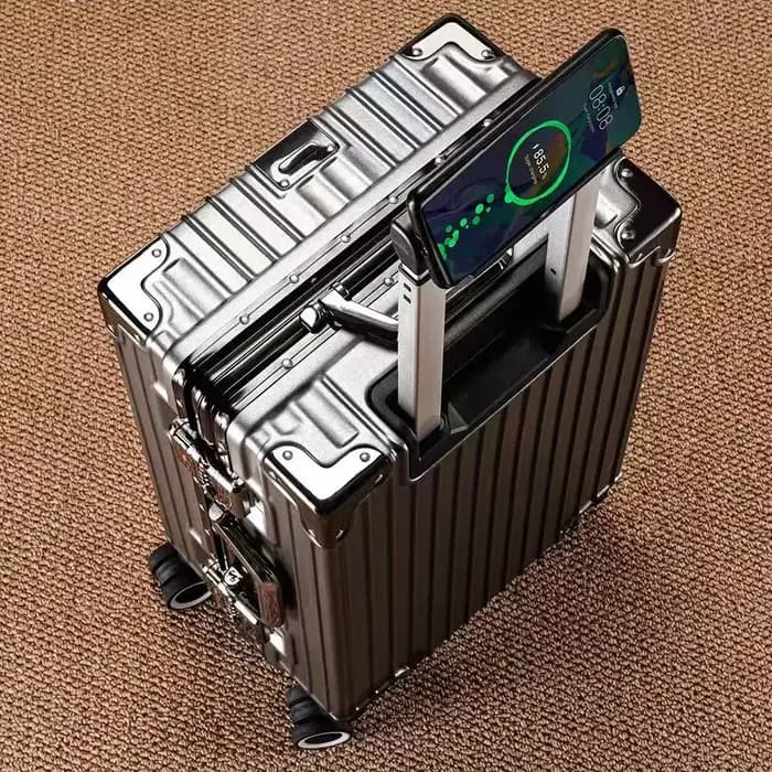 Valise Wolverine, une valise rigide avec 108 rivets, taille 20-28 pouces, dotée de roues silencieuses tout-terrain et d'un porte-gobelet.