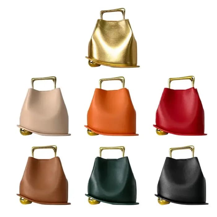 Sac seau irrégulier pour femme en cuir doré métallisé avec base en boule dorée