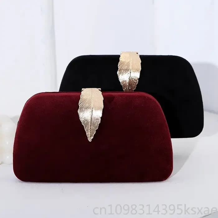 Pochette de soirée élégante en velours avec détail feuille métallique
