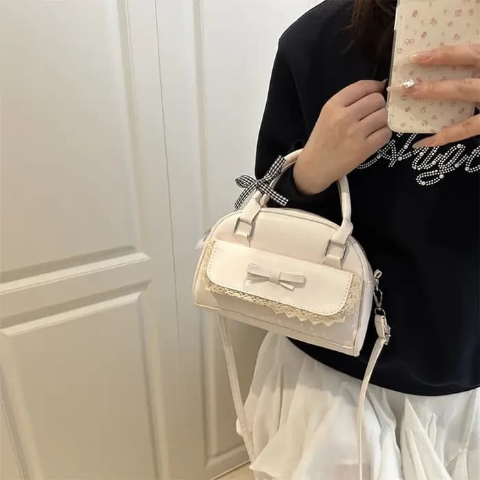 Un sac Boston polyvalent à main avec nœud papillon pour femmes en version coréenne 2025