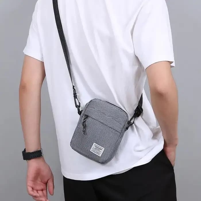 Sac pour homme, disponible en version à porter sur une épaule ou en bandoulière