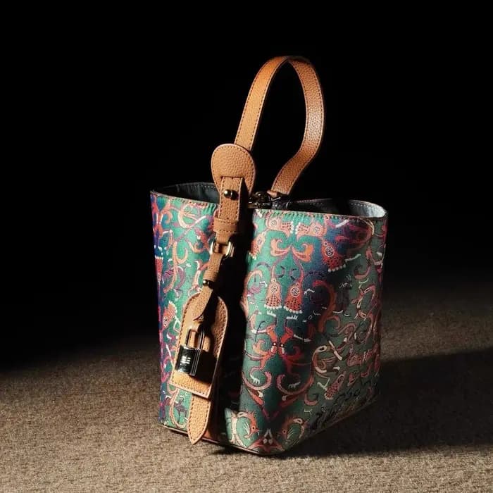 Nouvelle collection Automne Hiver 2025 : Sac seau en soie de Sichuan style panier de légumes