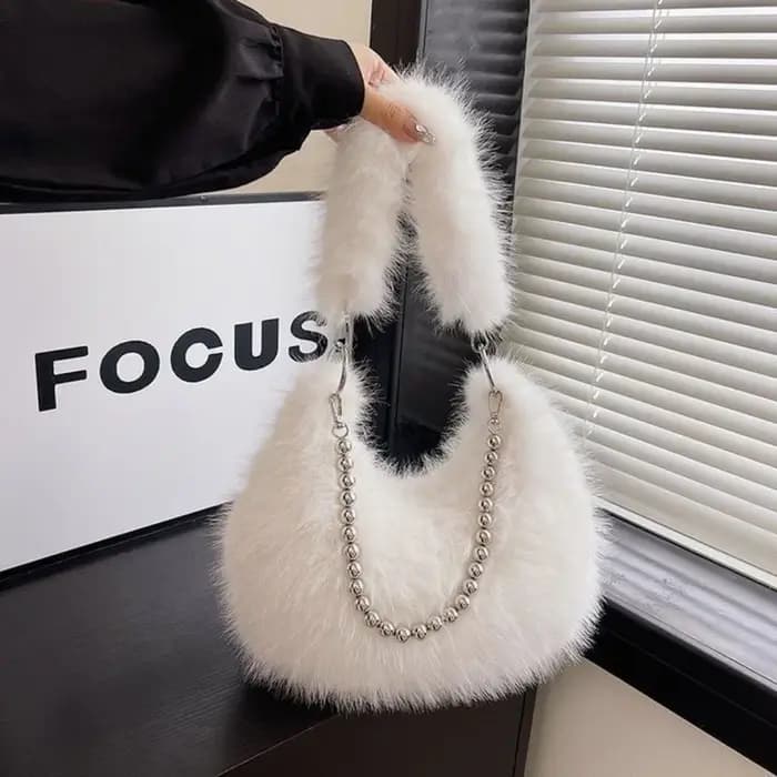 Sac fourre-tout en fausse fourrure avec sangle en chaîne