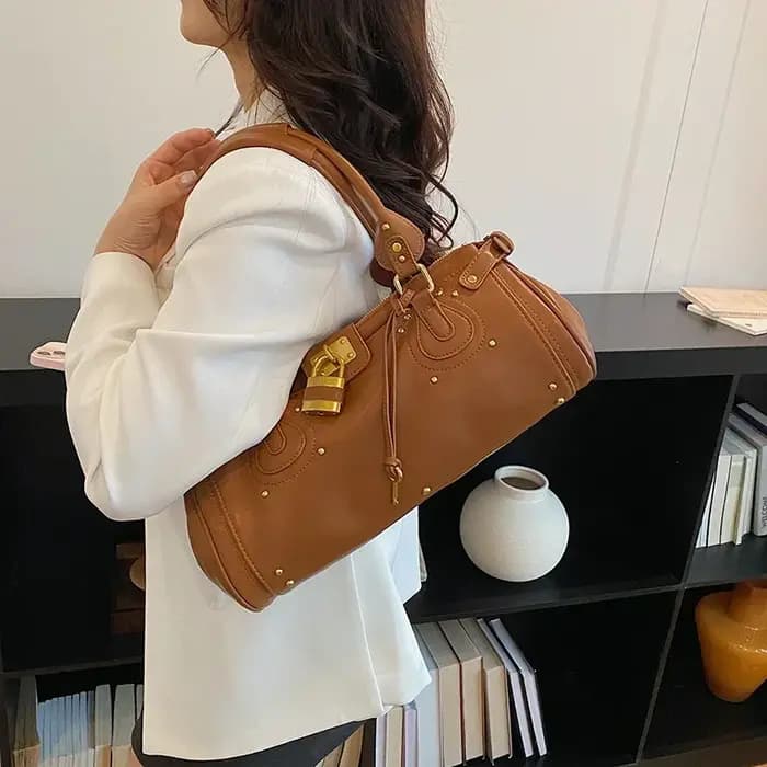 Sac à bandoulière pour femme avec fermeture éclair au design célèbre