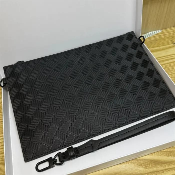 Pochette Homme 26 en Cuir Gaufré Noir de Luxe
