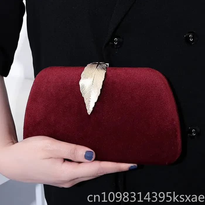 Pochette de soirée élégante en velours avec détail feuille métallique