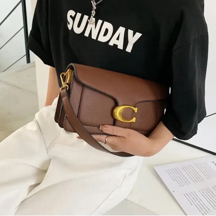 Sac à bandoulière tendance de cette année avec deux bretelles et un petit sac carré diagonal