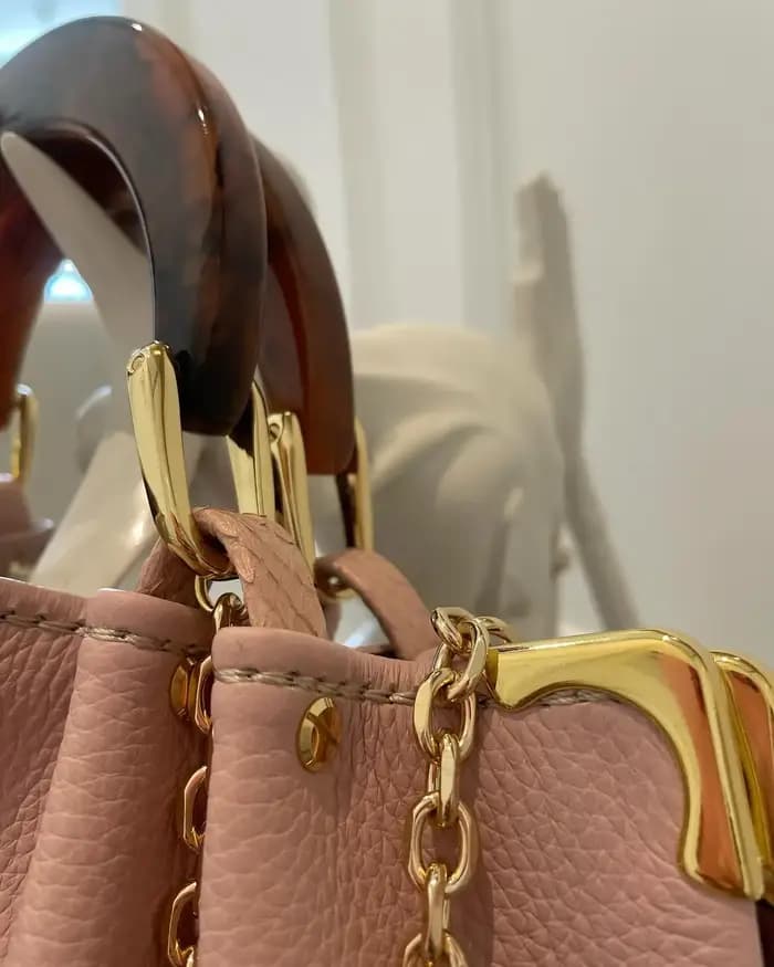Perdu dans les détails vintage et le sac en cuir artificiel à bandoulière fendue avec doubles poigné