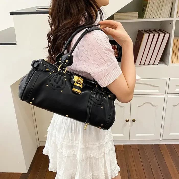 Sac à bandoulière pour femme avec fermeture éclair au design célèbre