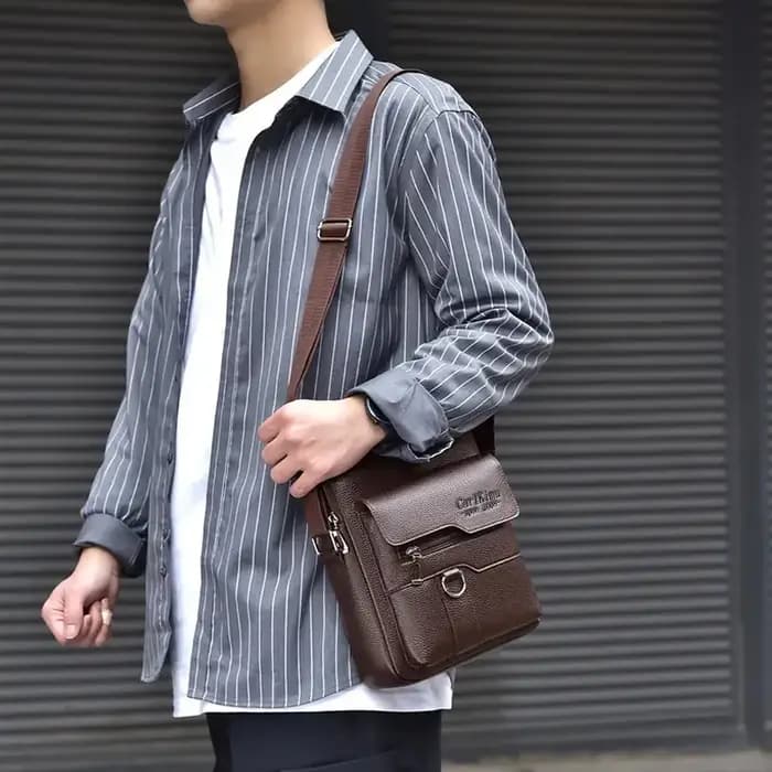 Le sac à bandoulière à une épaule pour hommes convient aux voyages d'affaires et peut être porté à la main en matériau Pu.