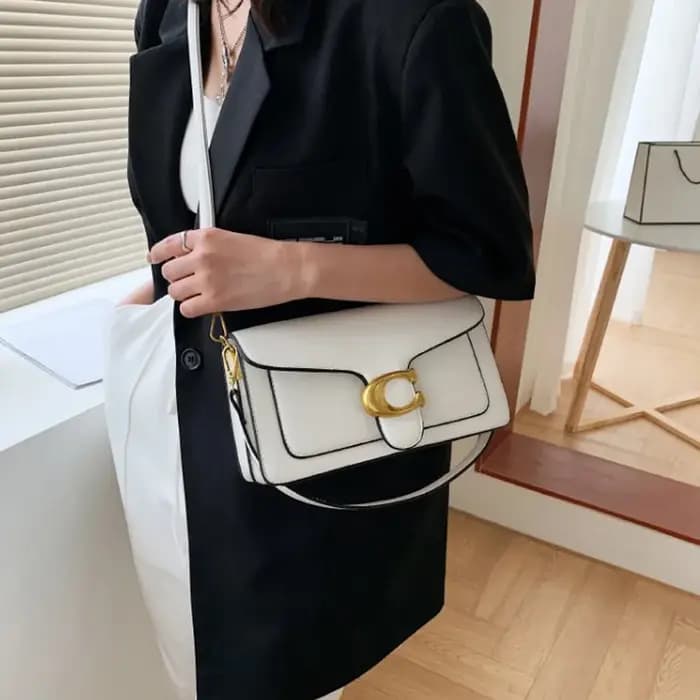 Sac à bandoulière tendance de cette année avec deux bretelles et un petit sac carré diagonal