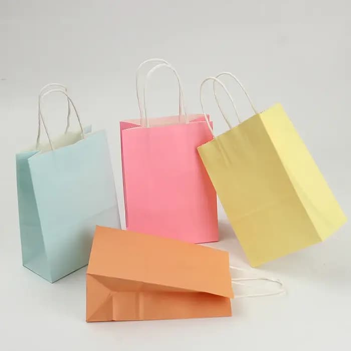 Sacs cadeaux en papier kraft multicolores avec poignées