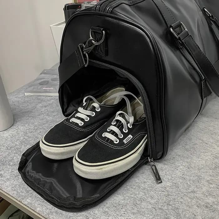 Sac polochon de voyage minimaliste en cuir PU noir pour hommes