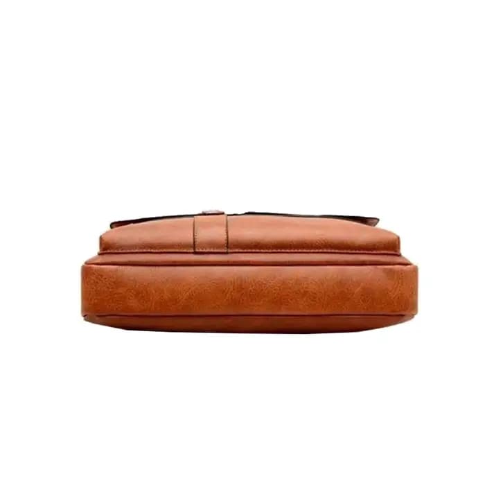 Le sac à main pour hommes de couleur neutre convient aux voyages d'affaires et peut également être porté sur une épaule. Il est fabriqué en matériau PU