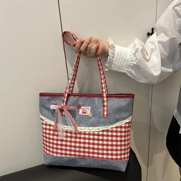 Sac fourre-tout en toile denim avec patchwork en vichy rouge et joli nœud en dentelle