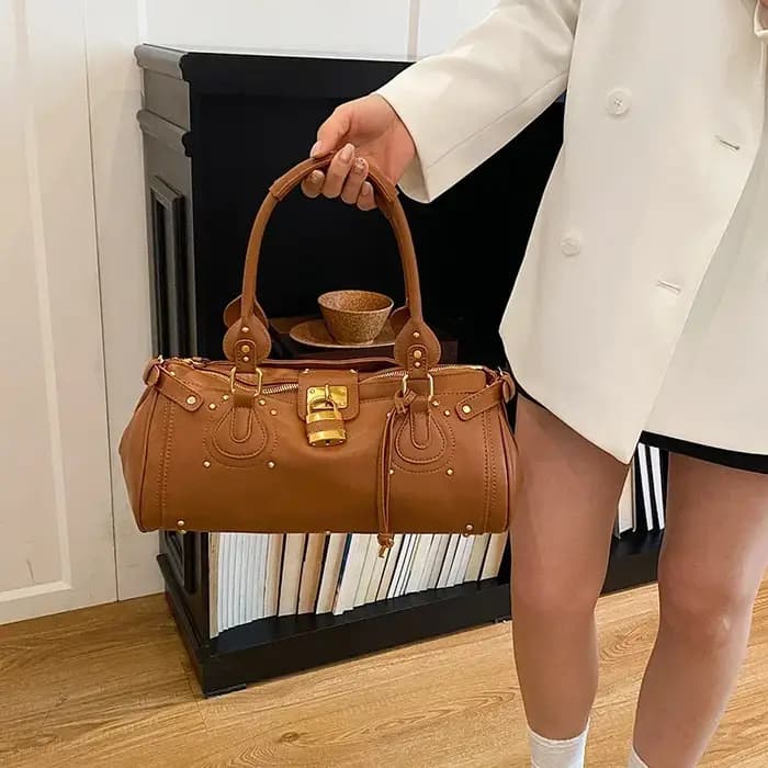 Sac à bandoulière pour femme avec fermeture éclair au design célèbre