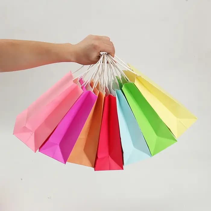 Sacs cadeaux en papier kraft multicolores avec poignées