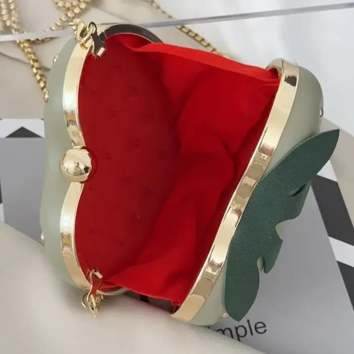 Sac bandoulière rouge en cuir motif fraise avec clous dorés et chaîne