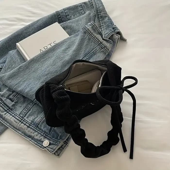 Sac à bandoulière élégant en velours côtelé pour femme. Accessoires brodés avec nœud papillon