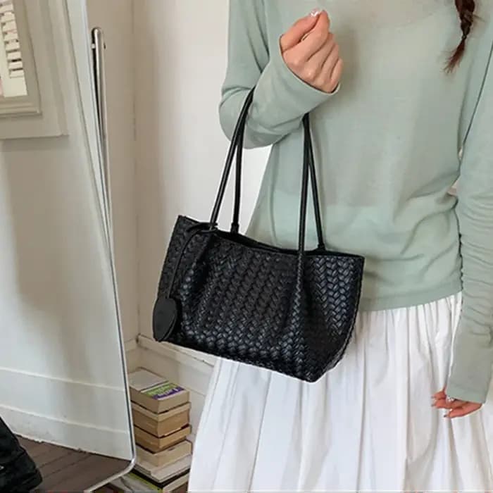 Sac à bandoulière en rotin tressé avec pochette assortie