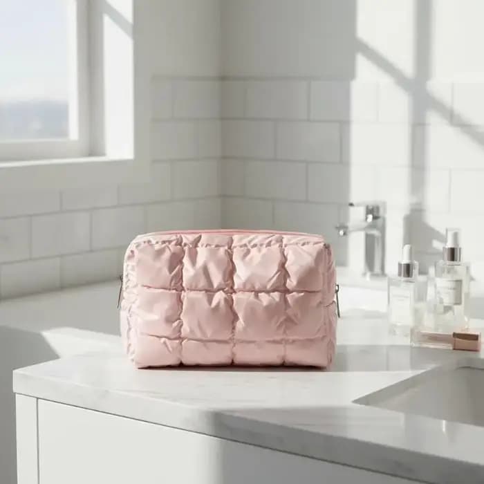 Pochette cosmétique matelassée avec un grand espace pour les voyages