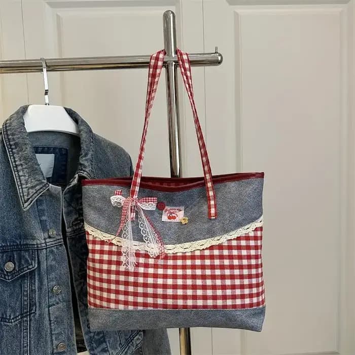 Sac fourre-tout en toile denim avec patchwork en vichy rouge et joli nœud en dentelle
