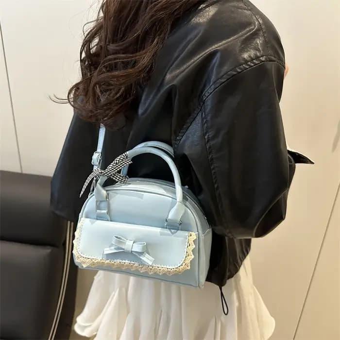 Un sac Boston polyvalent à main avec nœud papillon pour femmes en version coréenne 2025