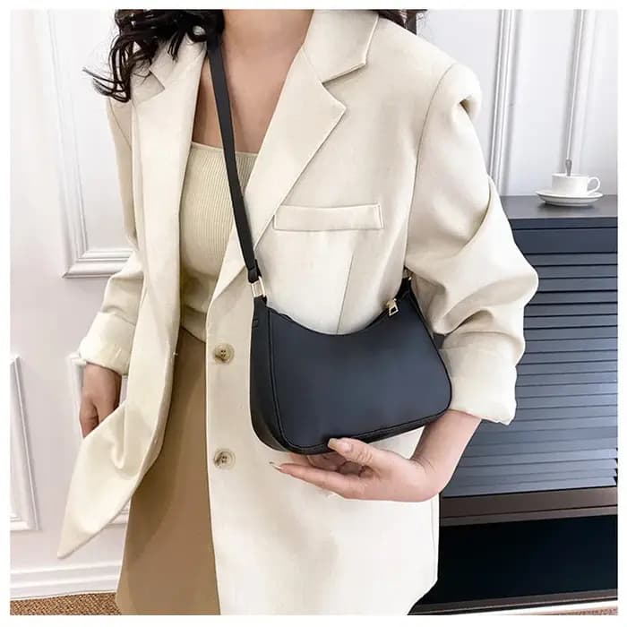 Sac à main tendance et élégant de couleur unie