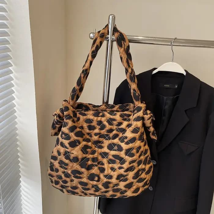 Sac à main en tissu imprimé léopard