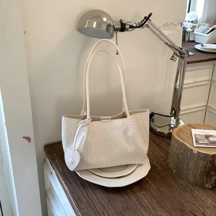 Sac à bandoulière en rotin tressé avec pochette assortie
