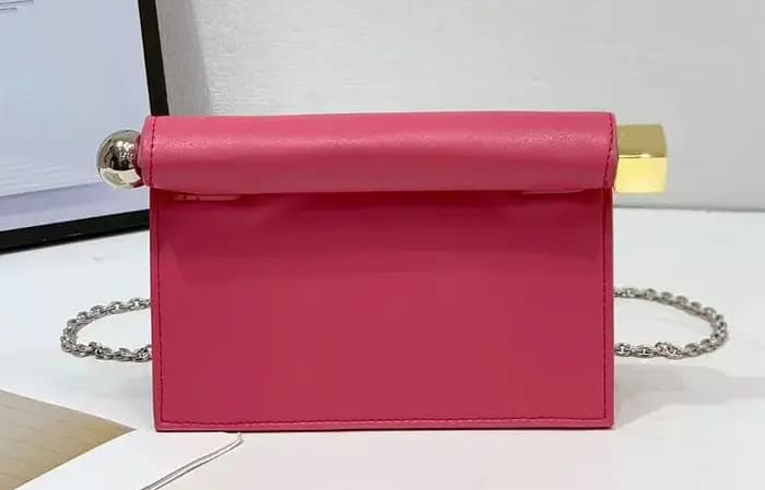 Pochette tendance pour femmes avec bord roulé