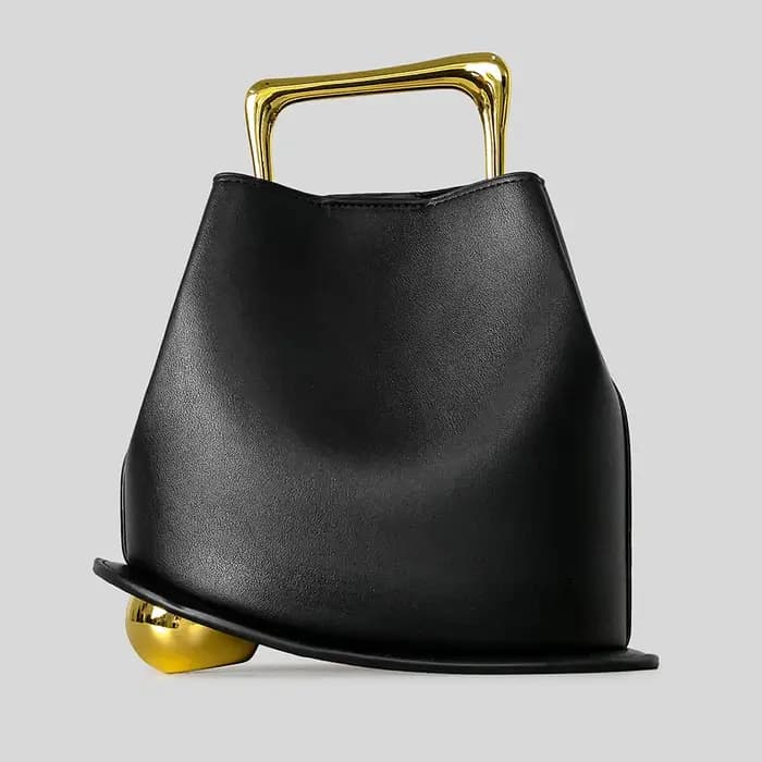 Sac seau irrégulier pour femme en cuir doré métallisé avec base en boule dorée, idéal pour les sorti
