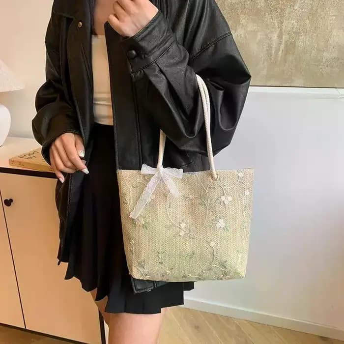 Sac fourre-tout en paille tressée avec broderie florale et détail nœud en dentelle