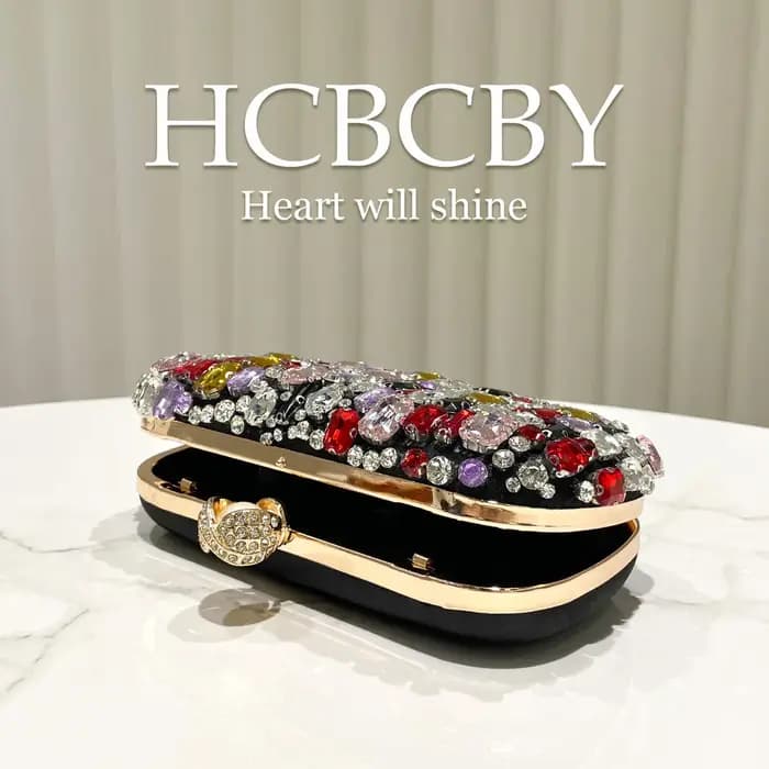 Pochette de soirée haut de gamme noire de luxe ornée de strass colorés