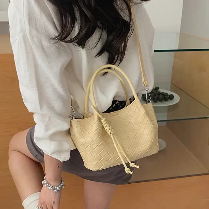 Nouveau sac seau tissé haut de gamme version coréenne, sac à bandoulière décontracté pour le quotidien, sac à main argenté tendance, sac bandoulière pour femme