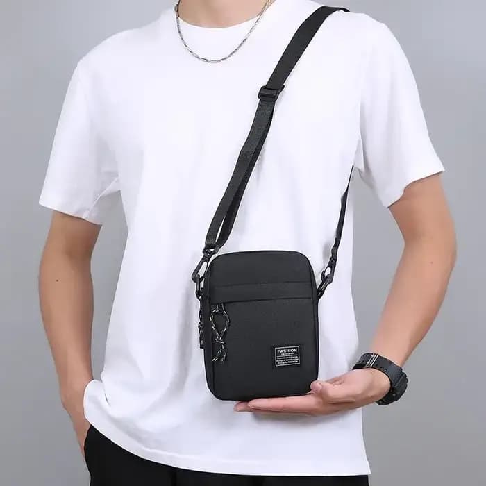 Sac pour homme, disponible en version à porter sur une épaule ou en bandoulière
