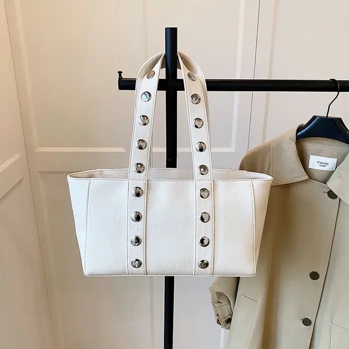 Fourre-tout noir style européen et américain personnalité sac de trajet Rivet Design sac à bandoulière en cuir PU grande capacité bolsa feminin