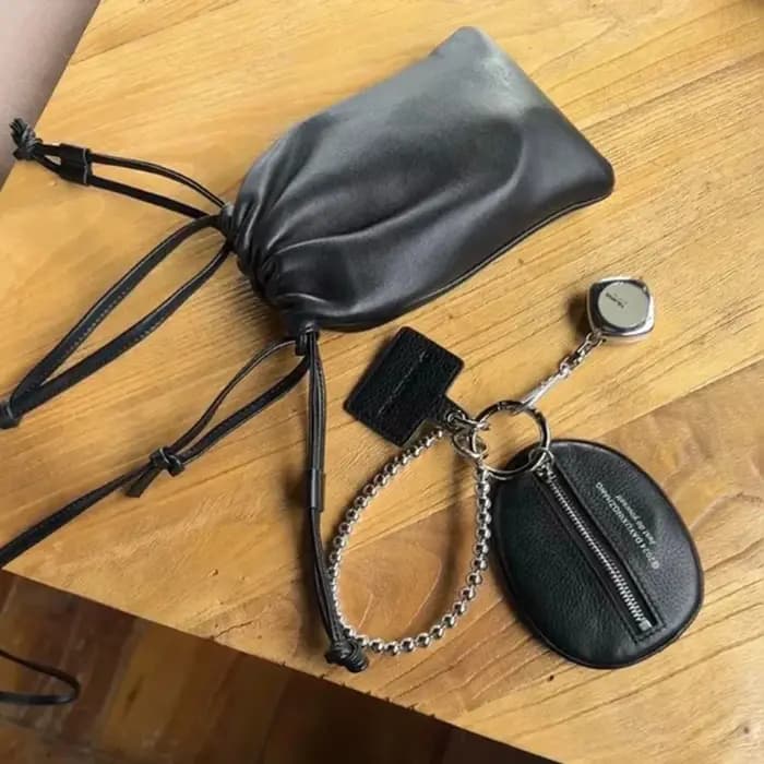 Sac à clés élégant, un sac suspendu pour accessoires élégants, regardez