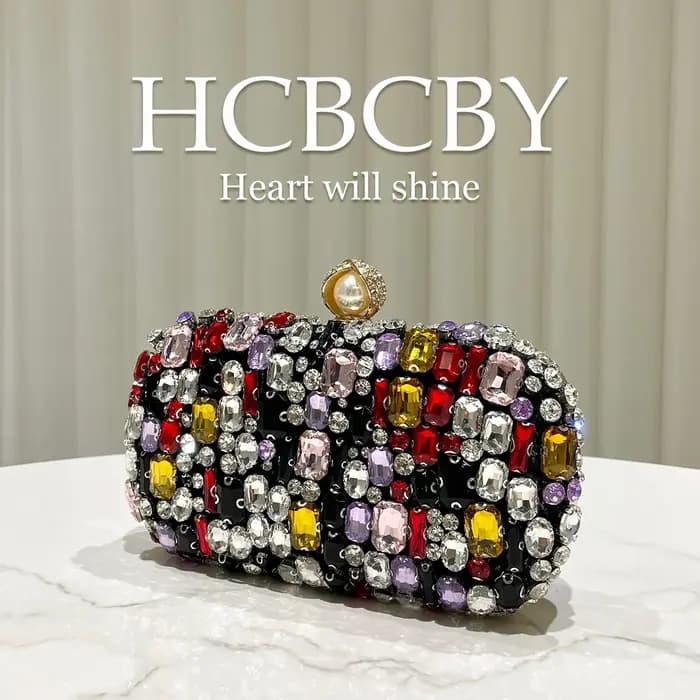 Pochette de soirée haut de gamme noire de luxe ornée de strass colorés