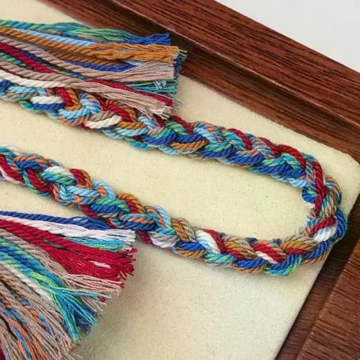 Lanière en coton tressé faite à la main avec des pompons colorés et de style bohème