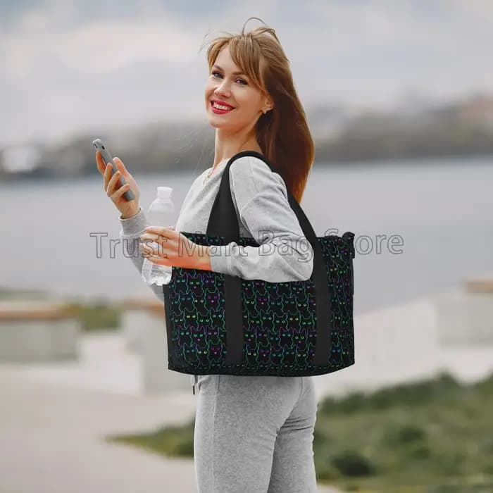 Sac polochon de voyage avec chats noirs de dessin animé mignon, sac de week-end personnalisé avec bandoulière, sacs de sport, de sport, de nuit pour femmes