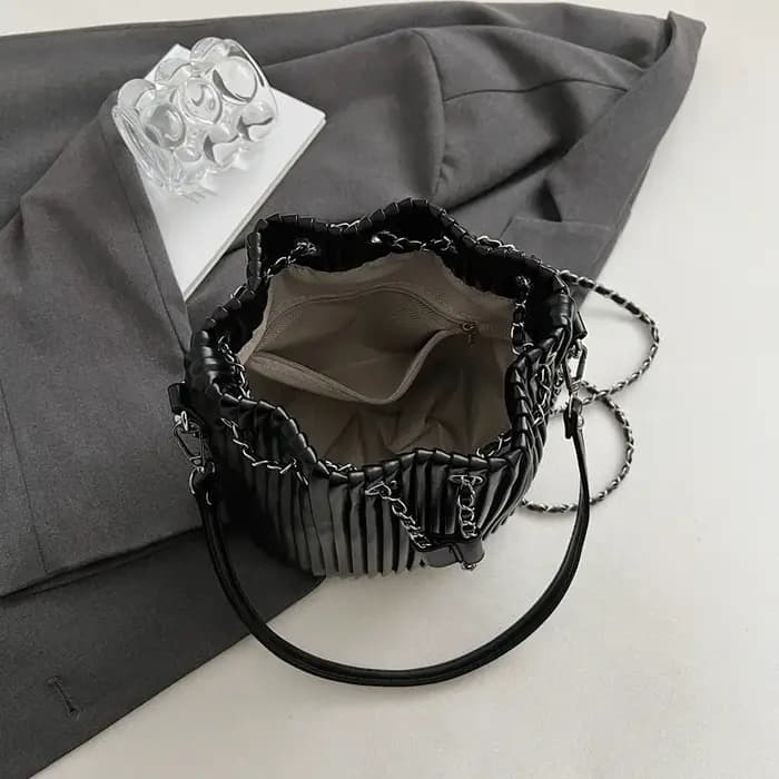 Sac noir pour femmes, sac à bandoulière tendance avec design plissé