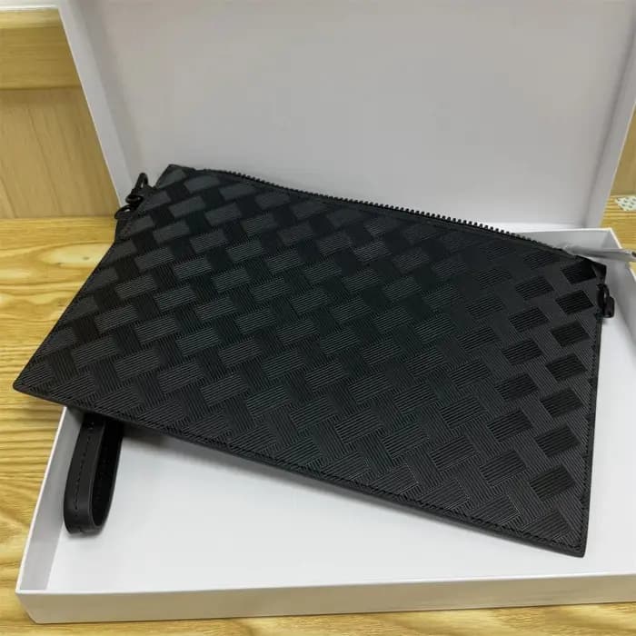 Pochette Homme 26 en Cuir Gaufré Noir de Luxe