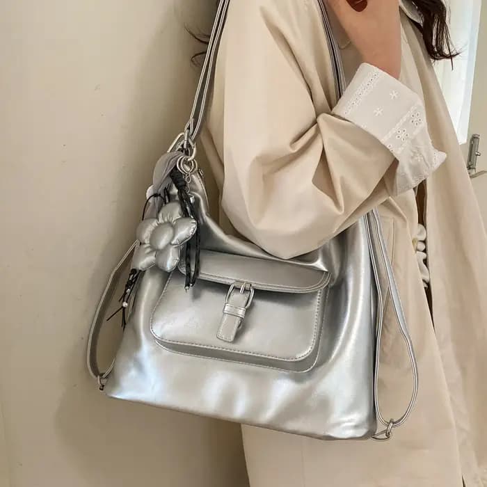 Sac à dos de voyage argenté pour femme, grande capacité, sac à bandoulière pour trajets quotidiens, nouveau style 2026, sac seau en PU résistant au vent pour l'extérieur