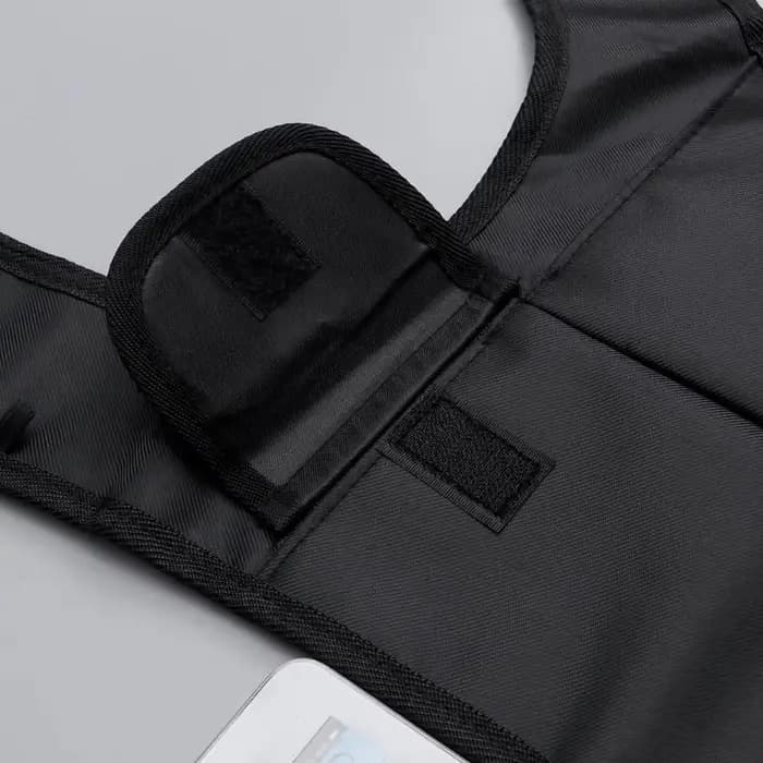 Sac bandoulière noir dissimulé sous le bras