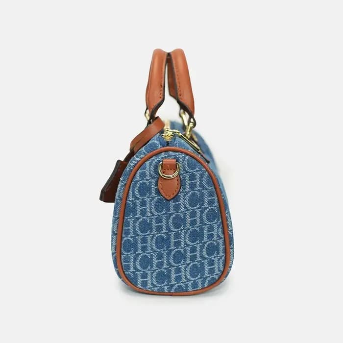 Sac Boston en jean monogrammé pour femme CH avec garniture en cuir et fermeture à loquet