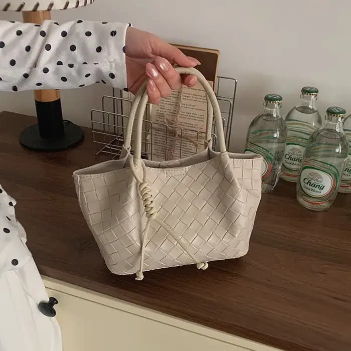 Nouveau sac seau tissé haut de gamme version coréenne, sac à bandoulière décontracté pour le quotidien, sac à main argenté tendance, sac bandoulière pour femme