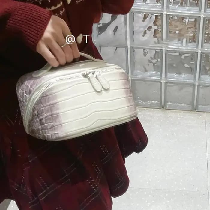 Sac à cosmétiques de l'himalaya en cuir de vache motif crocodile